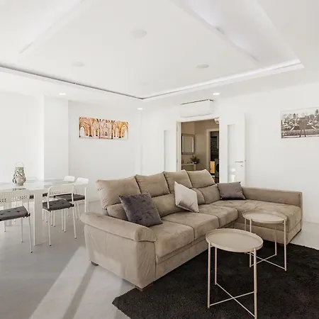 Tatiana 3br - Center - Aircon - Wifi - By Homesbyfc 아파트